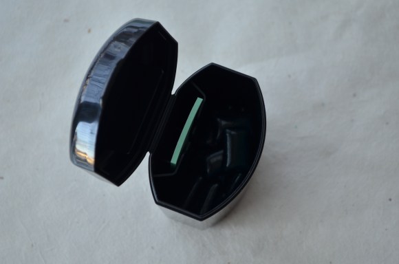 Black Black gum, includes papers for throwing gum away, Japanese gum