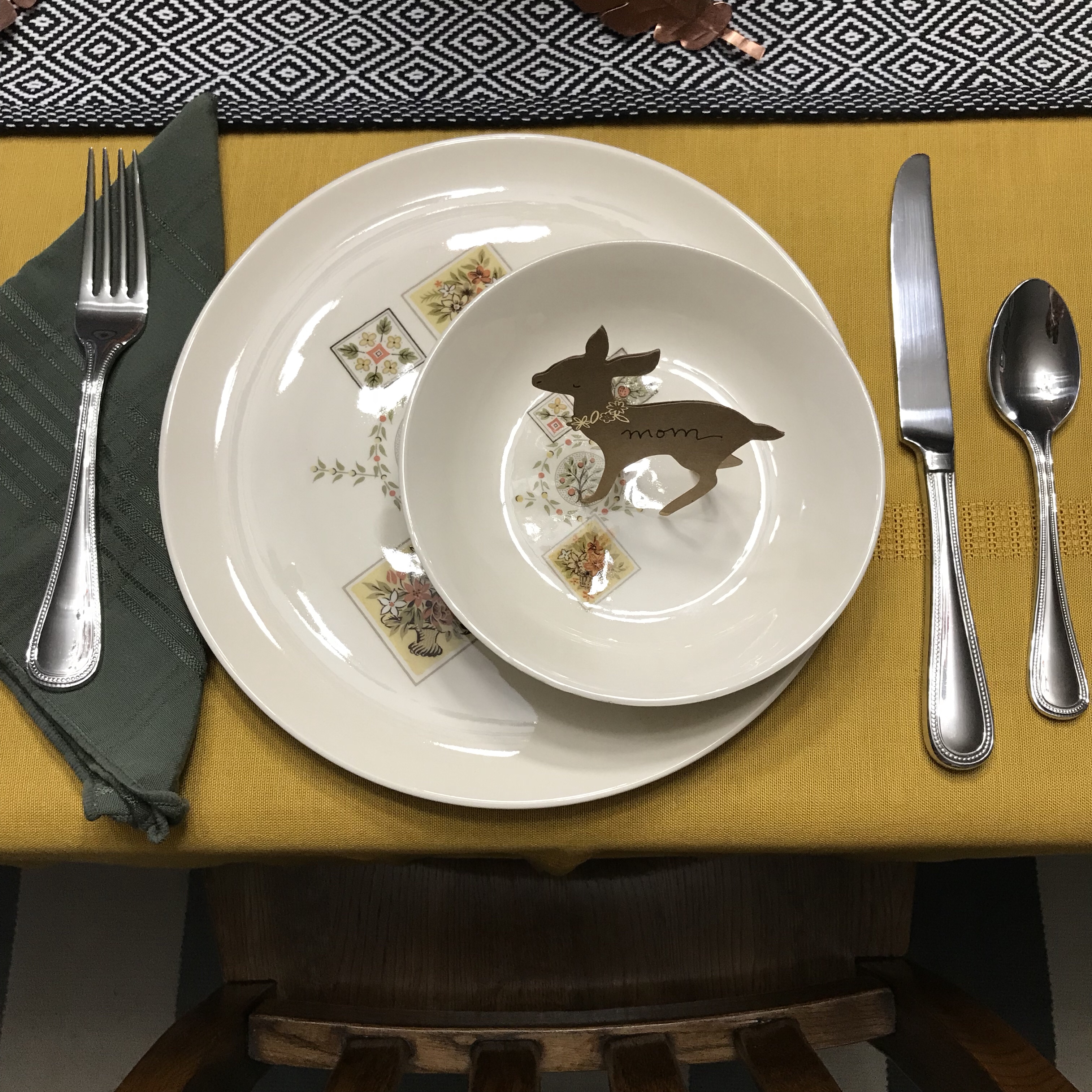 thanksgiving table, vintage tablecloth, vintage dishes, table settings